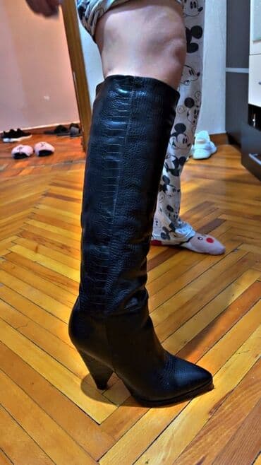 Qadın üçün dizə yaxın hündürlükdə qara çəkmə - Material: süni dəri lalafo.az -da Qadın üçün dizə yaxın hündürlükdə qara çəkmə - Material: süni dəri