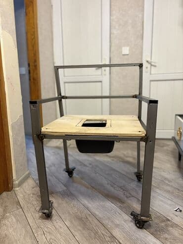 Rollar üzərində hərəkət edən metal karkaslı sanitar stul (komod) - lalafo.az -da Rollar üzərində hərəkət edən metal karkaslı sanitar stul (komod) -