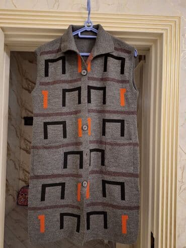 Uzun düyməli jilet/kardiqan - Rəng: Boz əsas, qara və narıncı qrafik lalafo.az -da Uzun düyməli jilet/kardiqan - Rəng: Boz əsas, qara və narıncı qrafik