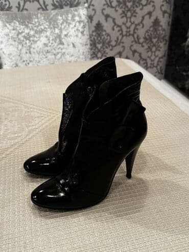 Qadın üçün laklı qara botilər - Material: parlaq laklı dəri effekti lalafo.az -da Qadın üçün laklı qara botilər - Material: parlaq laklı dəri effekti