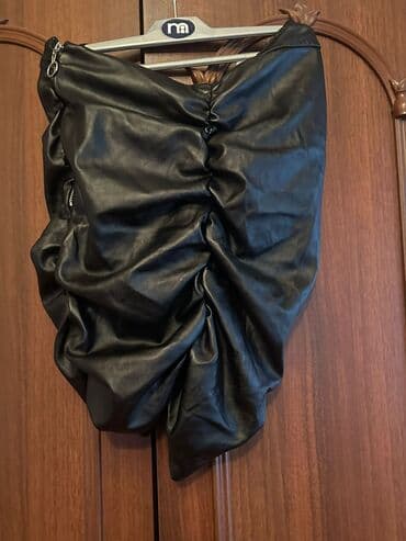 Qara rəngli, süni dəri materialdan hazırlanmış qadın ətəyi. Dizayna ön lalafo.az -da Qara rəngli, süni dəri materialdan hazırlanmış qadın ətəyi. Dizayna ön