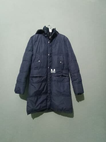 Qışlıq /kişi kurtkasi– tünd mavi rəngdə, orta uzunluq (dizdən yuxarı) lalafo.az -da Qışlıq /kişi kurtkasi– tünd mavi rəngdə, orta uzunluq (dizdən yuxarı)