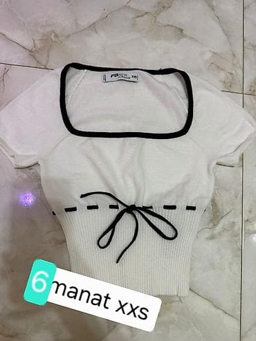 Ağ rəngli qısaqol trikotaj top. Kvadrat dekolte xətlə və qara kantla at lalafo.az Ağ rəngli qısaqol trikotaj top. Kvadrat dekolte xətlə və qara kantla