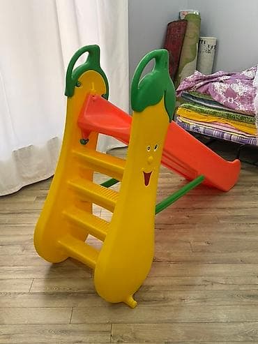 Uşaqlar üçün nəzərdə tutulmuş bu rəngarəng plastik sürüşkən, evdə və lalafo.az -da Uşaqlar üçün nəzərdə tutulmuş bu rəngarəng plastik sürüşkən, evdə və