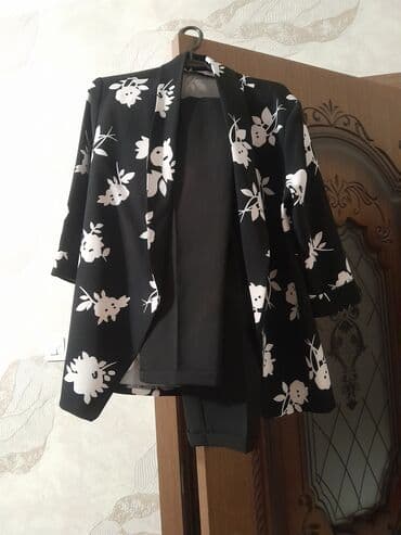 Qadın iki parçalı dəst – çiçək naxışlı pencək və klassik şalvar - lalafo.az -da Qadın iki parçalı dəst – çiçək naxışlı pencək və klassik şalvar -