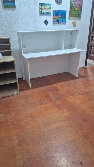 Ağ rəngli vitrinalı iş masası / resepsiyon stolu - Material: laminat/ lalafo.az -da Ağ rəngli vitrinalı iş masası / resepsiyon stolu - Material: laminat/