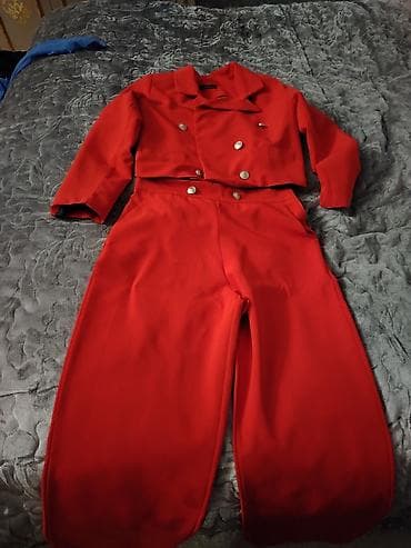 Qırmızı iki hissəli qadın kostyumu - Dəst: qısa kəsimli jaket və at lalafo.az Qırmızı iki hissəli qadın kostyumu - Dəst: qısa kəsimli jaket və