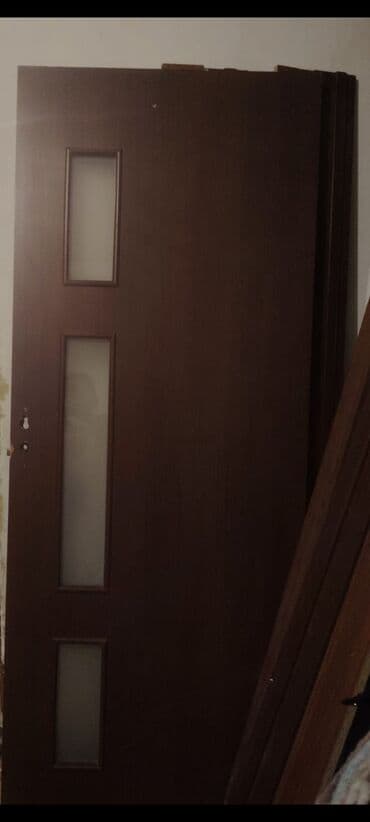 İç qapı – taxta/laminat örtüklü, tünd qəhvəyi rəng. - Dizayn: Solda lalafo.az -da İç qapı – taxta/laminat örtüklü, tünd qəhvəyi rəng. - Dizayn: Solda