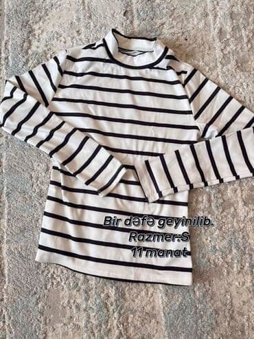 Qadın köynəyi – ağ fon üzərində qara eninə zolaqlar - Model lalafo.az -da Qadın köynəyi – ağ fon üzərində qara eninə zolaqlar - Model