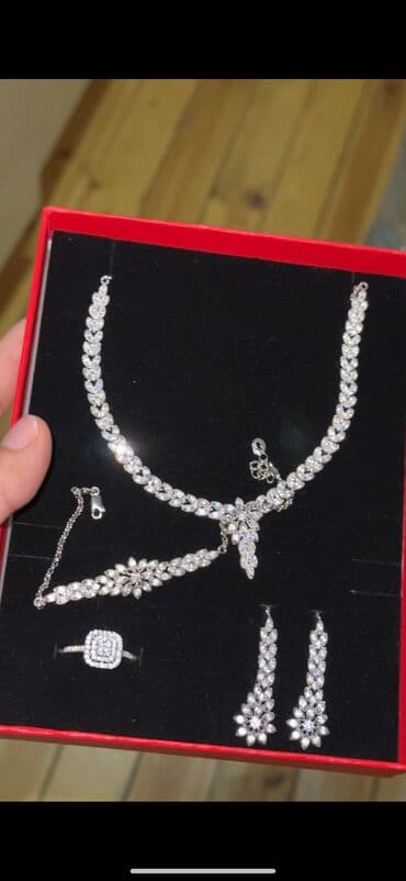 Dəstə daxildir: Üzük, Sırğa, Bilərzik, Gümüş, 925 Əyar lalafo.az -da Dəstə daxildir: Üzük, Sırğa, Bilərzik, Gümüş, 925 Əyar