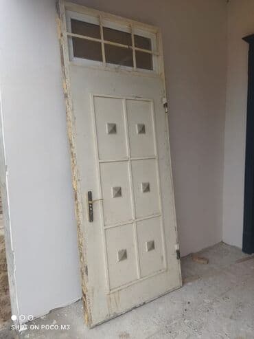 Metall qapı – şüşəli üst paneli ilə - Material: möhkəm metal lalafo.az -da Metall qapı – şüşəli üst paneli ilə - Material: möhkəm metal