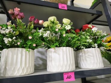 Dekorativ süni güllər kompozisiyası – keramika saksıda - Ağ, relyefli at lalafo.az Dekorativ süni güllər kompozisiyası – keramika saksıda - Ağ, relyefli