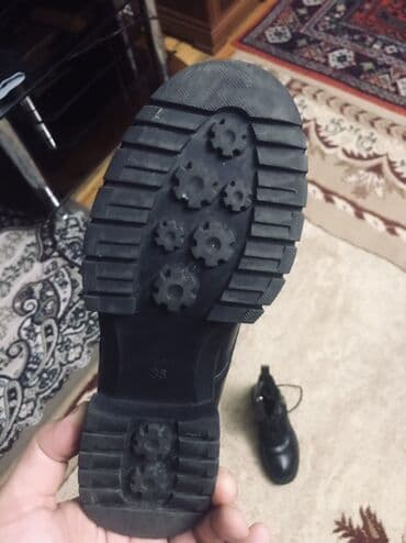 Qara rəngli uniseks kəndsayağı stil botlar - Material: parlaq süni lalafo.az -da Qara rəngli uniseks kəndsayağı stil botlar - Material: parlaq süni