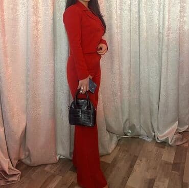 Qadınlar üçün şık qırmızı kostyum dəsti - İki hissəli: qısa, düyməli lalafo.az -da Qadınlar üçün şık qırmızı kostyum dəsti - İki hissəli: qısa, düyməli