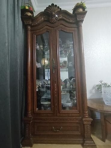Продается сервант в классическом стиле. Выполнен из дерева, глубокий lalafo.az -da Продается сервант в классическом стиле. Выполнен из дерева, глубокий