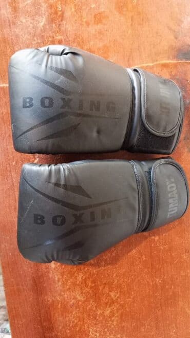 Boks əlcəkləri – qara rəng, üstündə “BOXING” yazısı və UMAOX loqotipi lalafo.az -da Boks əlcəkləri – qara rəng, üstündə “BOXING” yazısı və UMAOX loqotipi