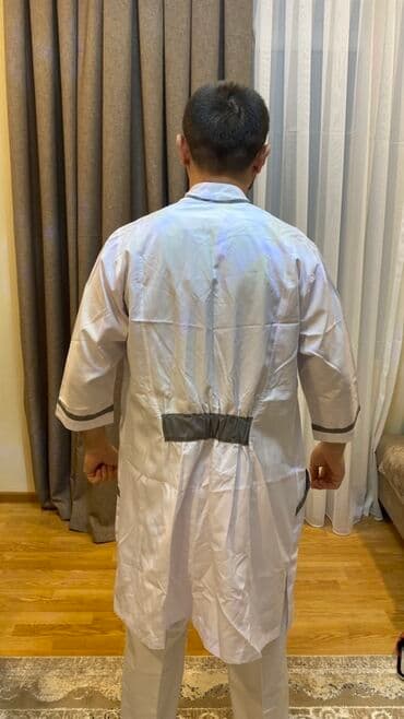 Tibbi forma dəsti - Ağ həkim xalatı: dizə qədər uzunluq, arxada lalafo.az -da Tibbi forma dəsti - Ağ həkim xalatı: dizə qədər uzunluq, arxada