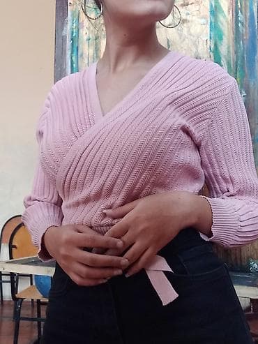 Qadın sviter/bluz – açıq çəhrayı rəng - Dizayn: Ön hissəsi kəsişən lalafo.az -da Qadın sviter/bluz – açıq çəhrayı rəng - Dizayn: Ön hissəsi kəsişən