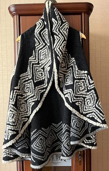Qara-ağ rəngli yun jilet/ponço - Material: qalın, sıx yun parça; lalafo.az -da Qara-ağ rəngli yun jilet/ponço - Material: qalın, sıx yun parça;