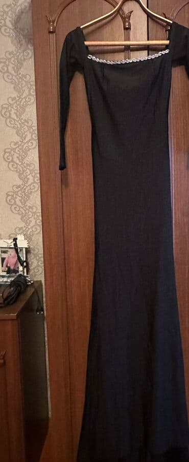 Zərif qara axşam/gecə geyimi - Model: Uzun, balıq kəsimli siluet - lalafo.az -da Zərif qara axşam/gecə geyimi - Model: Uzun, balıq kəsimli siluet -