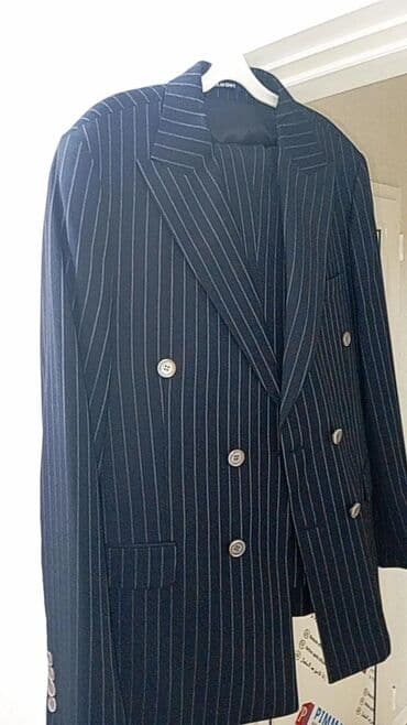 Kişi üçün şeritli ikiqat düyməli kostyu. 1 dəfə geyinilib - Rəng lalafo.az -da Kişi üçün şeritli ikiqat düyməli kostyu. 1 dəfə geyinilib - Rəng