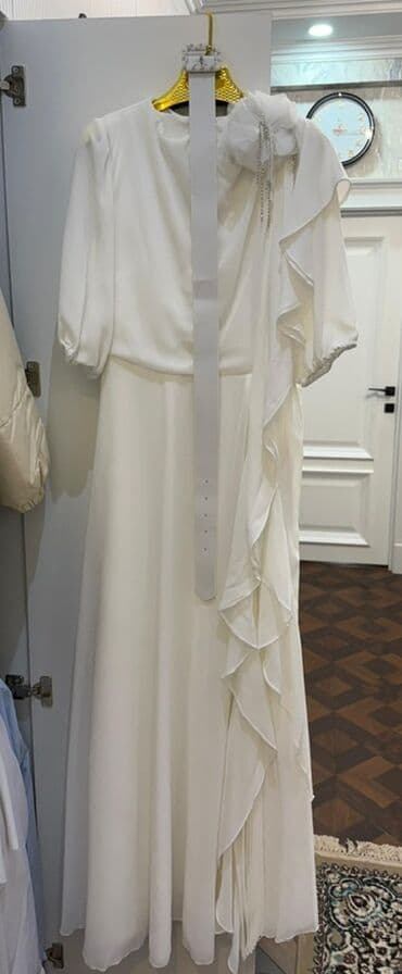 Ağ rəngdə elegant ziyafət/libas geyimi. - Uzun, axıcı ətəkli dizayn lalafo.az -da Ağ rəngdə elegant ziyafət/libas geyimi. - Uzun, axıcı ətəkli dizayn