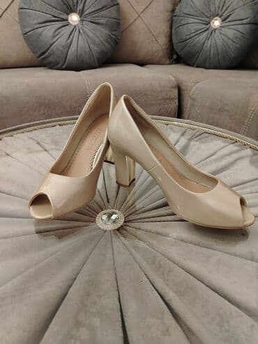 Brend: Kozeta Model: Açıq burunlu qadın tuflisi Rəng: Bej/nude, laklı lalafo.az -da Brend: Kozeta Model: Açıq burunlu qadın tuflisi Rəng: Bej/nude, laklı