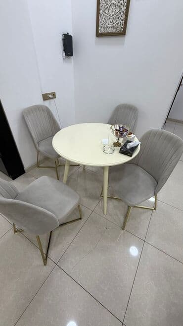 Mətbəx üçün, İşlənmiş, Yumru masa, 4 stul lalafo.az -da Mətbəx üçün, İşlənmiş, Yumru masa, 4 stul