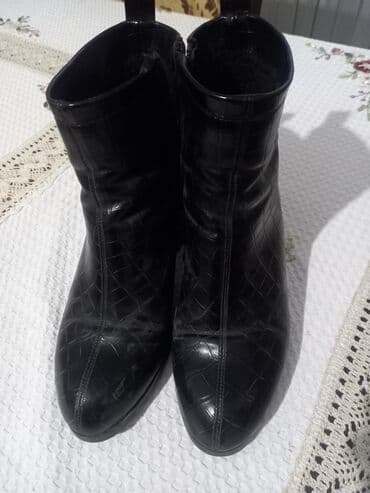 Qadın üçün qara qısa çəkmə - Material: parlaq, timsah (krokodil) lalafo.az -da Qadın üçün qara qısa çəkmə - Material: parlaq, timsah (krokodil)