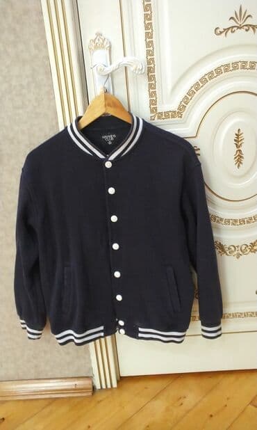 Tünd göy rəngdə, ağ zolaqlı yaxalıqlı və manşetli, düyməli idman tərzi lalafo.az -da Tünd göy rəngdə, ağ zolaqlı yaxalıqlı və manşetli, düyməli idman tərzi