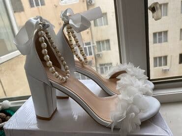 Ağ rəngli zərif qadın yüksəkdaban sandaletləri - Model: açıq burunlu lalafo.az -da Ağ rəngli zərif qadın yüksəkdaban sandaletləri - Model: açıq burunlu