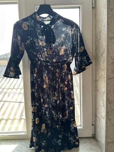 Qadın paltarı – çiçək naxışlı, tünd göy zəmində - Uzun model, ətəyi lalafo.az -da Qadın paltarı – çiçək naxışlı, tünd göy zəmində - Uzun model, ətəyi