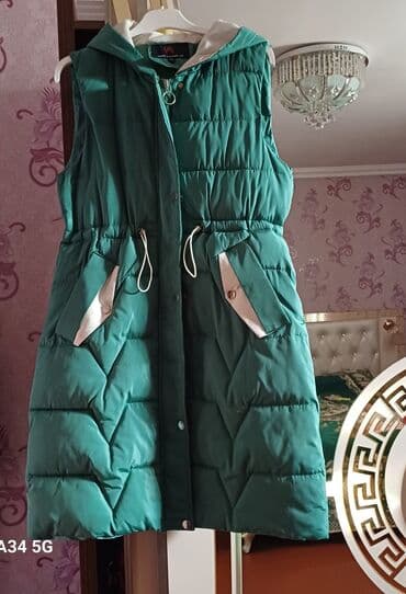 Qadınlar üçün qolsuz jilet - Rəng: zümrüd yaşıl, kontrast açıq krem lalafo.az -da Qadınlar üçün qolsuz jilet - Rəng: zümrüd yaşıl, kontrast açıq krem