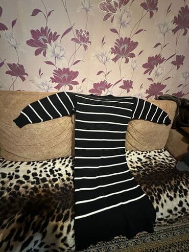 Qara rəngli, ağ eninə zolaqlı trikotaj qadın geyimi. Uzun model lalafo.az -da Qara rəngli, ağ eninə zolaqlı trikotaj qadın geyimi. Uzun model