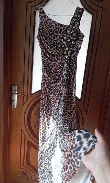 Xanım üçün tiqrovu naxışlı yumşaq, dartılan materialdan uzun ziyafət lalafo.az -da Xanım üçün tiqrovu naxışlı yumşaq, dartılan materialdan uzun ziyafət