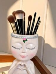 Dekorativ makiyaj fırçası qabı – “üzü gülən qız” fiqurlu organizer. - lalafo.az -da Dekorativ makiyaj fırçası qabı – “üzü gülən qız” fiqurlu organizer. -