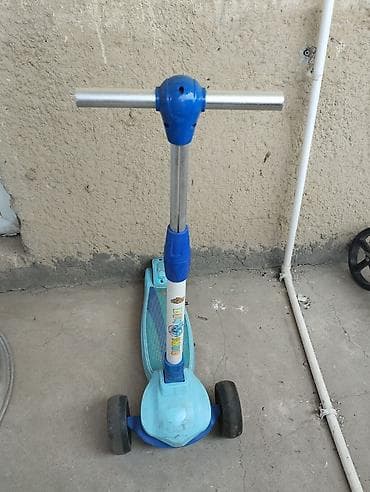 Uşaq skuterı – 3 təkərli, mavi rəngdə. Xüsusiyyətlər: - Ön tərəfdə 2 lalafo.az -da Uşaq skuterı – 3 təkərli, mavi rəngdə. Xüsusiyyətlər: - Ön tərəfdə 2