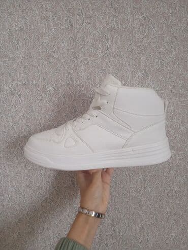 Ağ rəngli yüksək boğazlı idman ayaqqabısı yenidir, unisexdi lalafo.az -da Ağ rəngli yüksək boğazlı idman ayaqqabısı yenidir, unisexdi