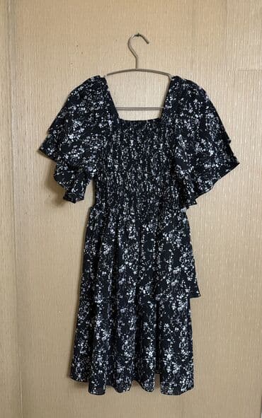 Qara fonlu, xırda ağ çiçək naxışlı qadın paltarı. - Model: kvadrat lalafo.az -da Qara fonlu, xırda ağ çiçək naxışlı qadın paltarı. - Model: kvadrat