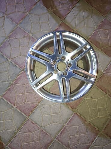 Gümüşü rəngdə, beşqollu dizayna malik Mercedes-Benz təkər diski lalafo.az -da Gümüşü rəngdə, beşqollu dizayna malik Mercedes-Benz təkər diski