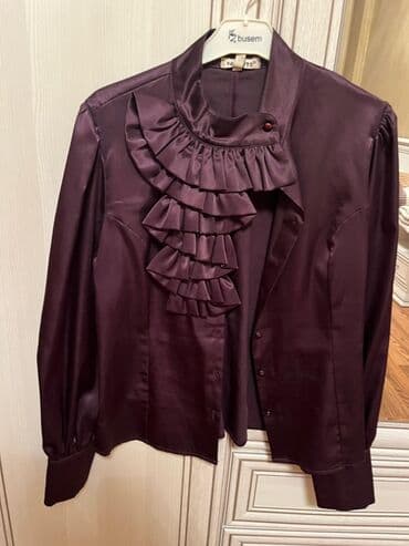 Bənövşəyi-bordo rəngdə satən parıldılı qadın köynəyi. Ön hissədə lalafo.az -da Bənövşəyi-bordo rəngdə satən parıldılı qadın köynəyi. Ön hissədə