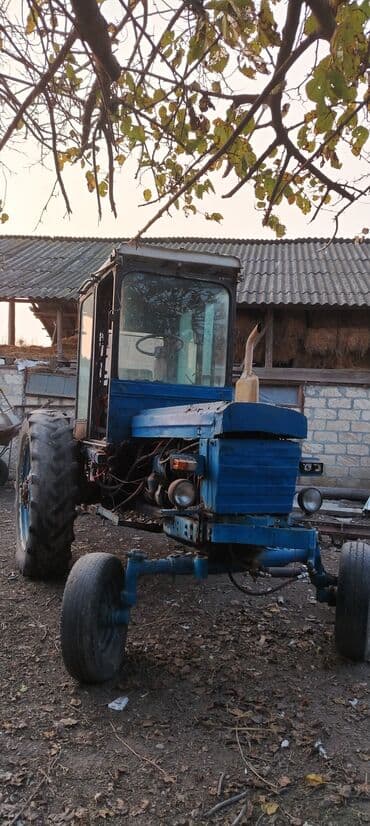Mavi rəngli sovet istehsalı tək oxlu ön asqılı traktor. Kabinli, geniş lalafo.az -da Mavi rəngli sovet istehsalı tək oxlu ön asqılı traktor. Kabinli, geniş