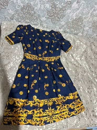 Zərif dizaynlı qadın paltarı - Rəng: tünd göy fon üzərində qızılı lalafo.az -da Zərif dizaynlı qadın paltarı - Rəng: tünd göy fon üzərində qızılı