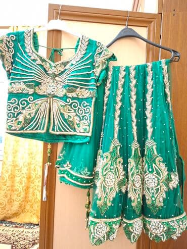 Yaşıl rəngli, zəngin daş-naqışlı hind üslubunda qəlibli üçlü dəst: - lalafo.az -da Yaşıl rəngli, zəngin daş-naqışlı hind üslubunda qəlibli üçlü dəst: -