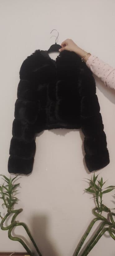 Qara süni kürk jaket - Model: qısa, belüstü kəsim - Material: yumşaq lalafo.az -da Qara süni kürk jaket - Model: qısa, belüstü kəsim - Material: yumşaq