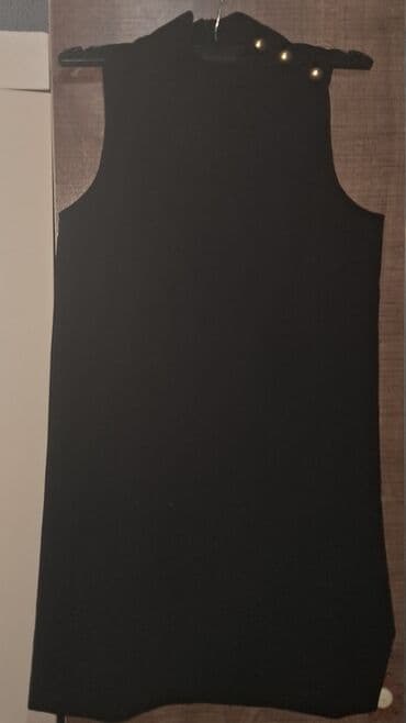 Qara rəngli, qolsuz, dizə qədər uzunluqda şıq don. Yuxarı hissədə lalafo.az -da Qara rəngli, qolsuz, dizə qədər uzunluqda şıq don. Yuxarı hissədə