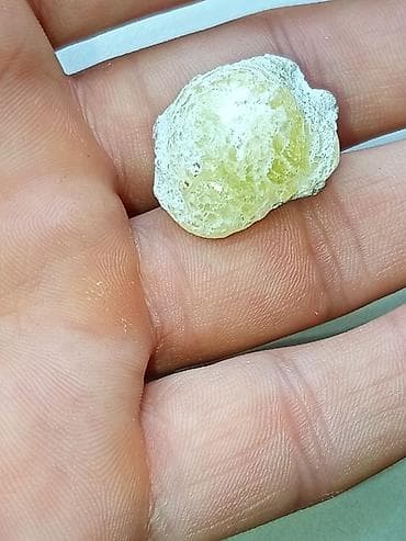 Bruccite mineralı limon sarısı Pakistandan at lalafo.az Bruccite mineralı limon sarısı Pakistandan