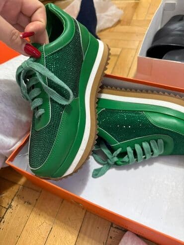 Yaşıl bəzəkli idman ayaqqabısı - Parlaq yaşıl rəng, üst hissədə xırda lalafo.az -da Yaşıl bəzəkli idman ayaqqabısı - Parlaq yaşıl rəng, üst hissədə xırda