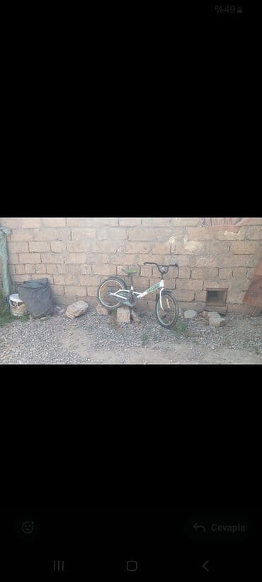 Ağ və yaşıl rənglərdə olan bu velosiped gündəlik istifadə üçün lalafo.az -da Ağ və yaşıl rənglərdə olan bu velosiped gündəlik istifadə üçün