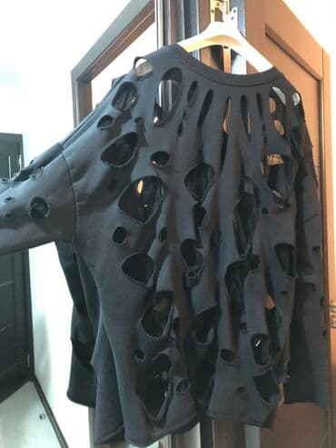 Qara rəngli oversize svitşot – deşikli dizayn - Material: qalın lalafo.az -da Qara rəngli oversize svitşot – deşikli dizayn - Material: qalın